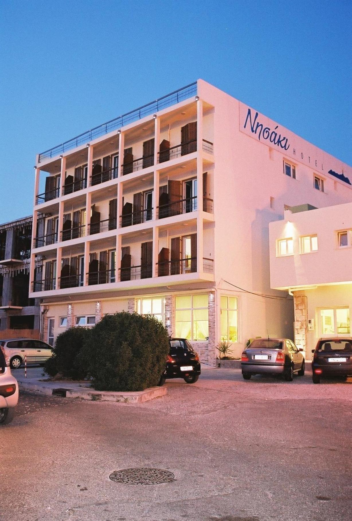 Nisaki Hotel & Elite Suites 埃尔莫波利斯 外观 照片